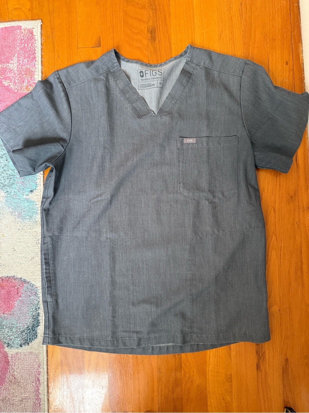 Figs Men’s V-Neck Scrub Top in Charcoal Gray